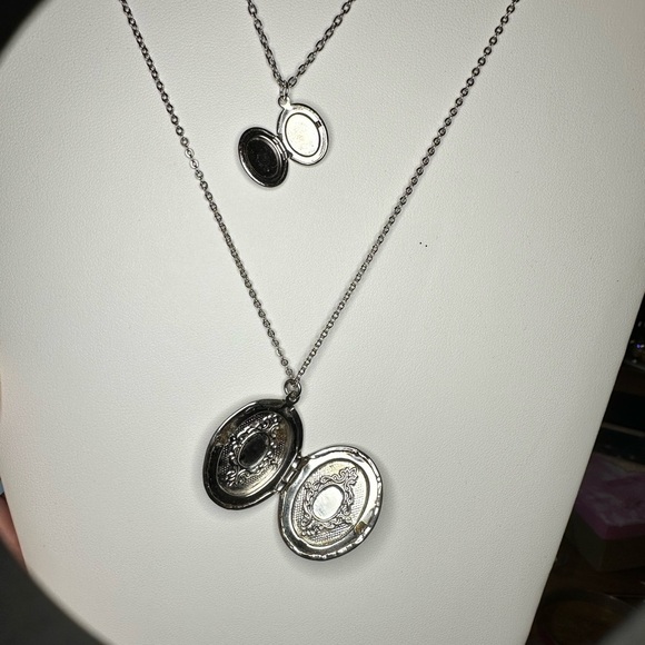 2 silver tone vintage lockets on chain- different sizes - Picture 3 of 5